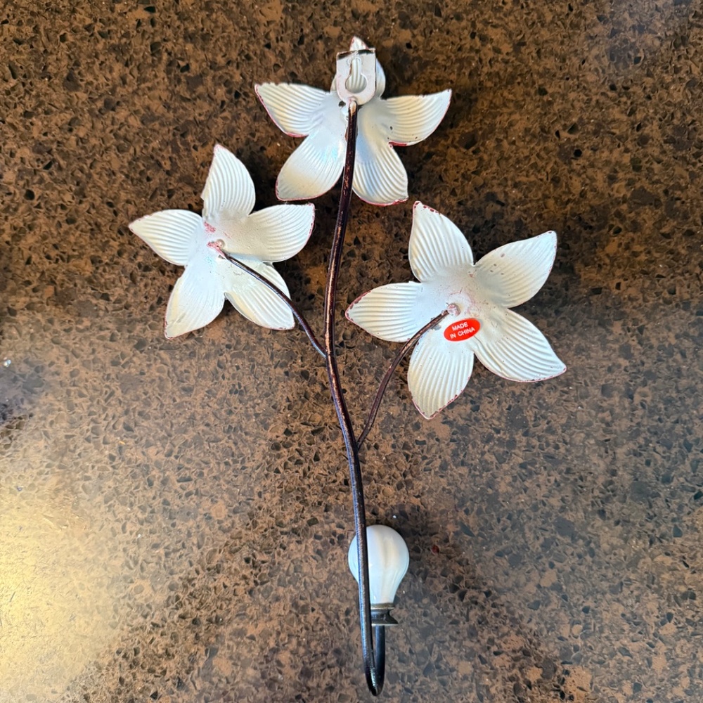 Vintage inspired pair of metal flower wall hooks - Picture 6 of 8